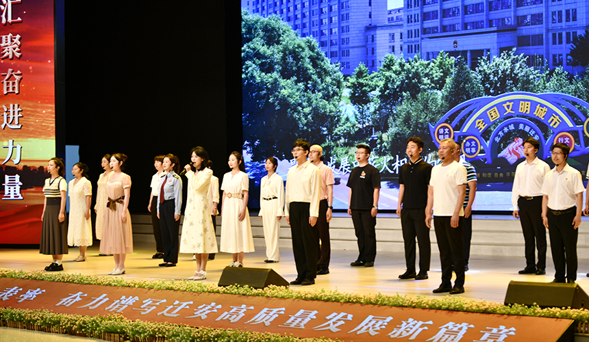 参加演讲比赛的选手合诵。梁玉水摄