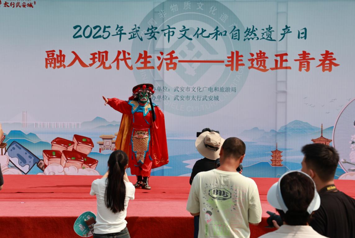 市民近距离欣赏非遗表演。李树锋摄