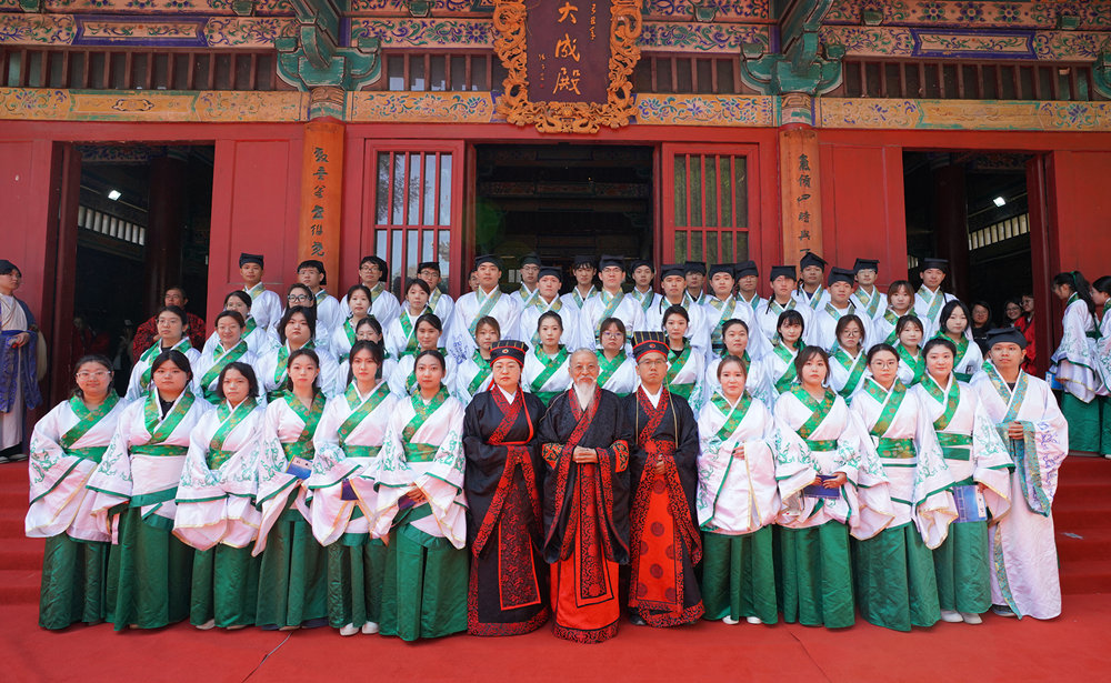 河北美术学院2025届毕业生学成礼活动现场。李格非摄