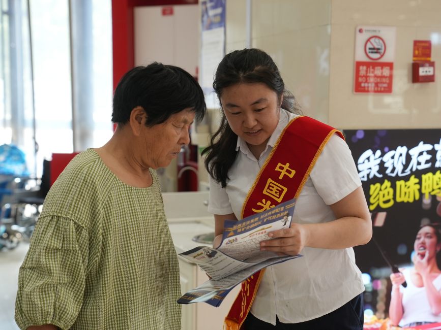 工作人员为居民讲解非法集资相关知识。刘友辉摄