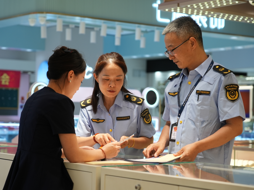 工作人员向商户普及金融安全知识。刘友辉摄