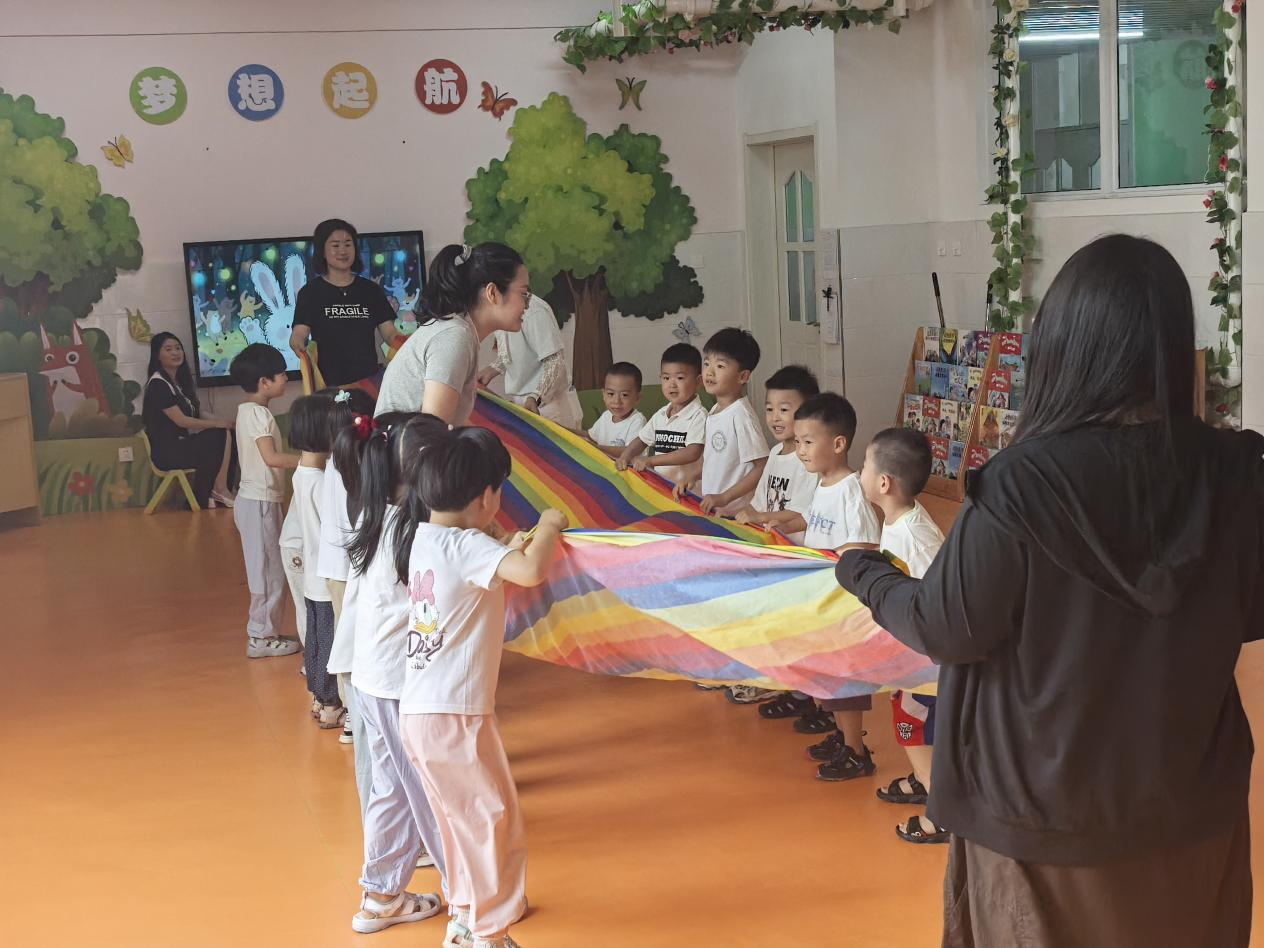 第二幼儿园宋娟老师执教的《彩虹滑溜布探险记》。石美红摄
