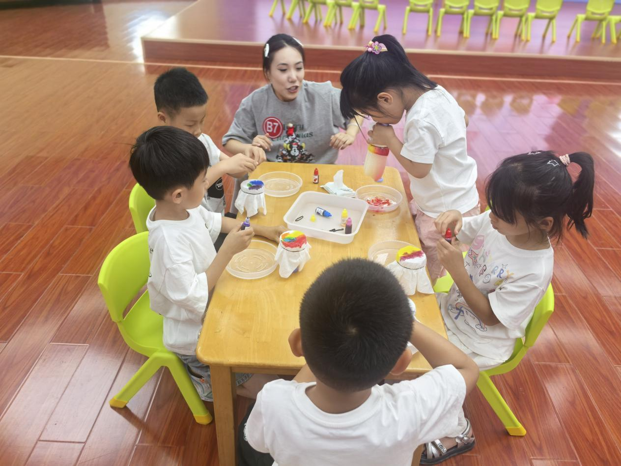 天之骄幼儿园张伟学老师执教的《彩虹遇上泡泡》。彭品红摄