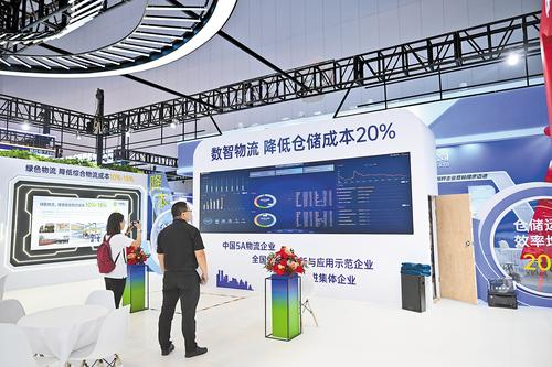 6月17日，观众在2025年廊坊经洽会降低全社会物流成本案例展河北省物流产业集团有限公司展位参观。本报记者 赵永辉摄