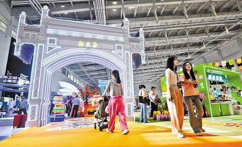 6月16日，观众在2025年廊坊经洽会多业态融合消费市集参观。本报记者 史晟全摄