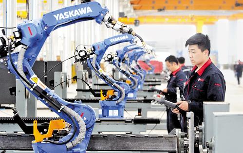 河北昊瑞機械制造有限公司工人在加工收割機配件。杜柏樺攝