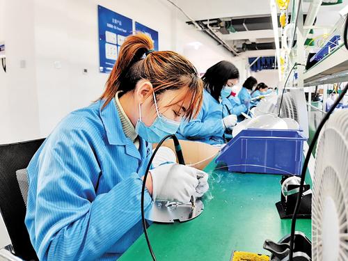 太行通信股份有限公司5G通信天線生產線。王俊平攝