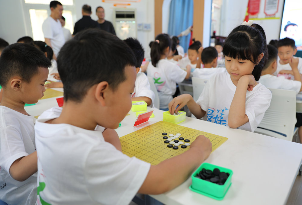 6月16日，沧县幼儿园80对小朋友在进行围棋对弈。田博摄