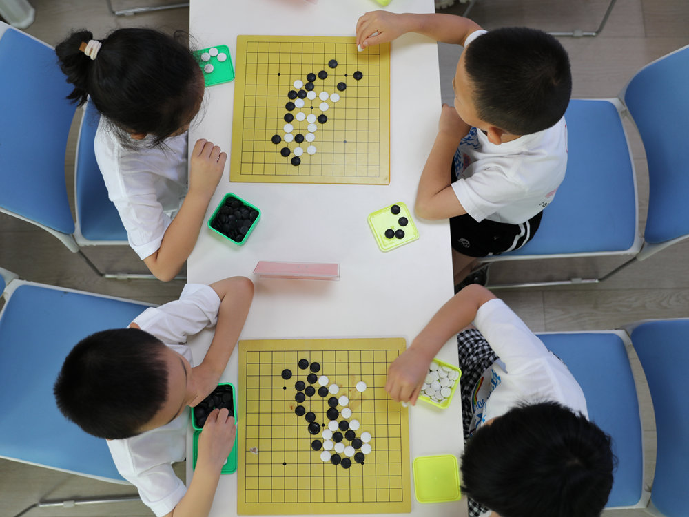 6月16日，小朋友在进行围棋对弈。田博摄