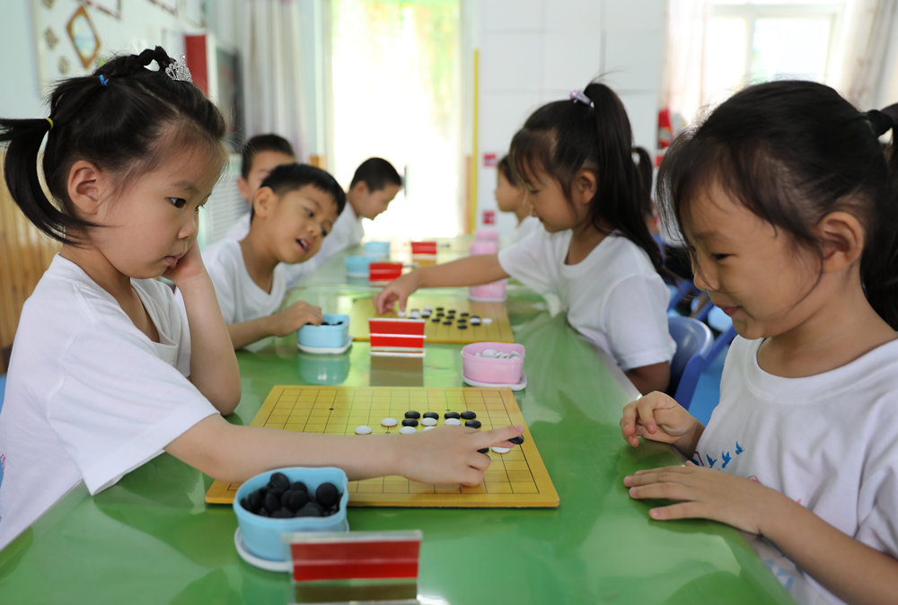 6月16日，小朋友在进行围棋对弈。田博摄