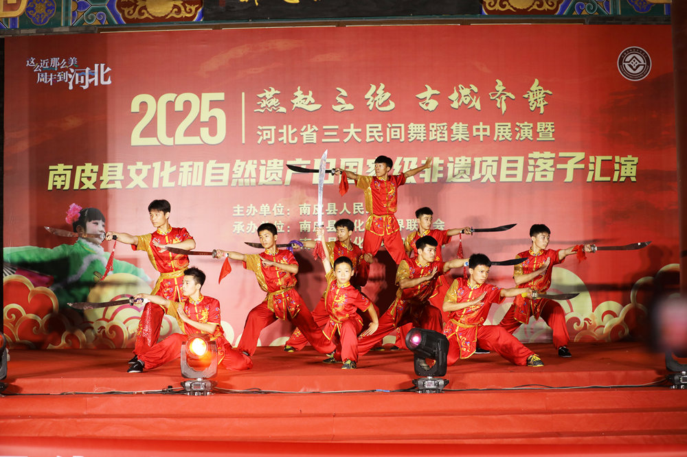 演员们进行武术表演。靳东凯摄