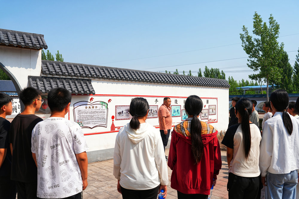 近日，迁安市阎家店镇完全小学学生正在参观手工造纸工序流程。张泽慧摄