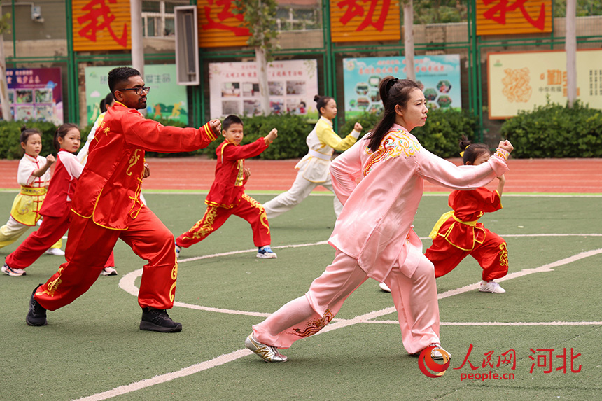 祁子一積極推動武術進校園，將燕青拳融入體育課中。人民網記者 李兆民攝