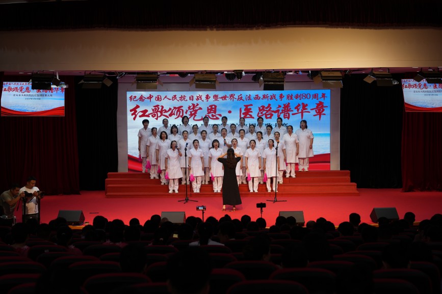 迁安市人民医院医疗集团医护人员正在演唱《团结就是力量》。张泽慧摄