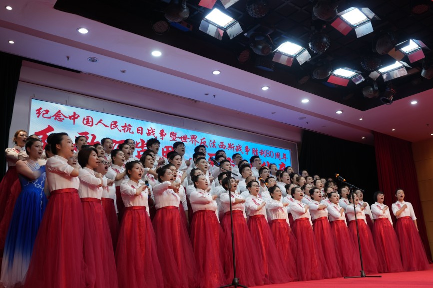 迁安市人民医院医疗集团医护人员正在演唱《我爱你中国》。张泽慧摄