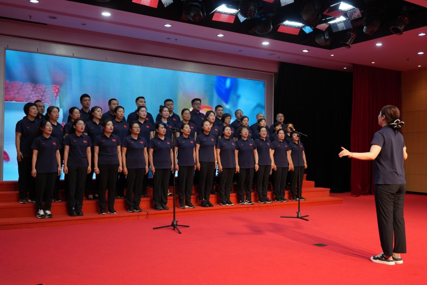 迁安市人民医院医疗集团医护人员正在演唱《英雄赞歌》。张泽慧摄