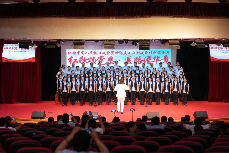 迁安市人民医院医疗集团医护人员正在演唱《祖国不会忘记》。张泽慧摄