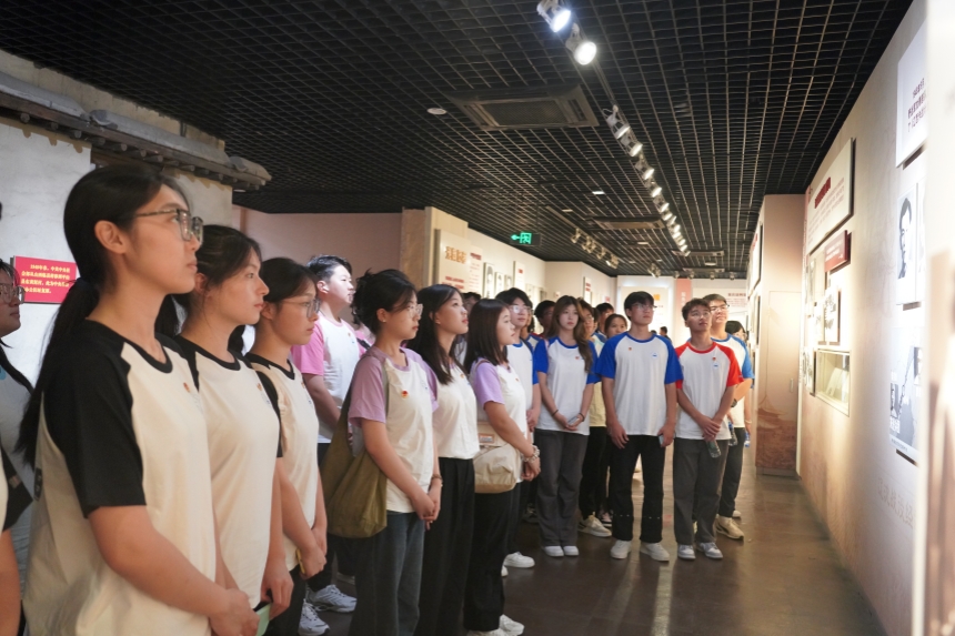 河北经贸大学青年学生在西柏坡开展学习教育。闫佳田摄