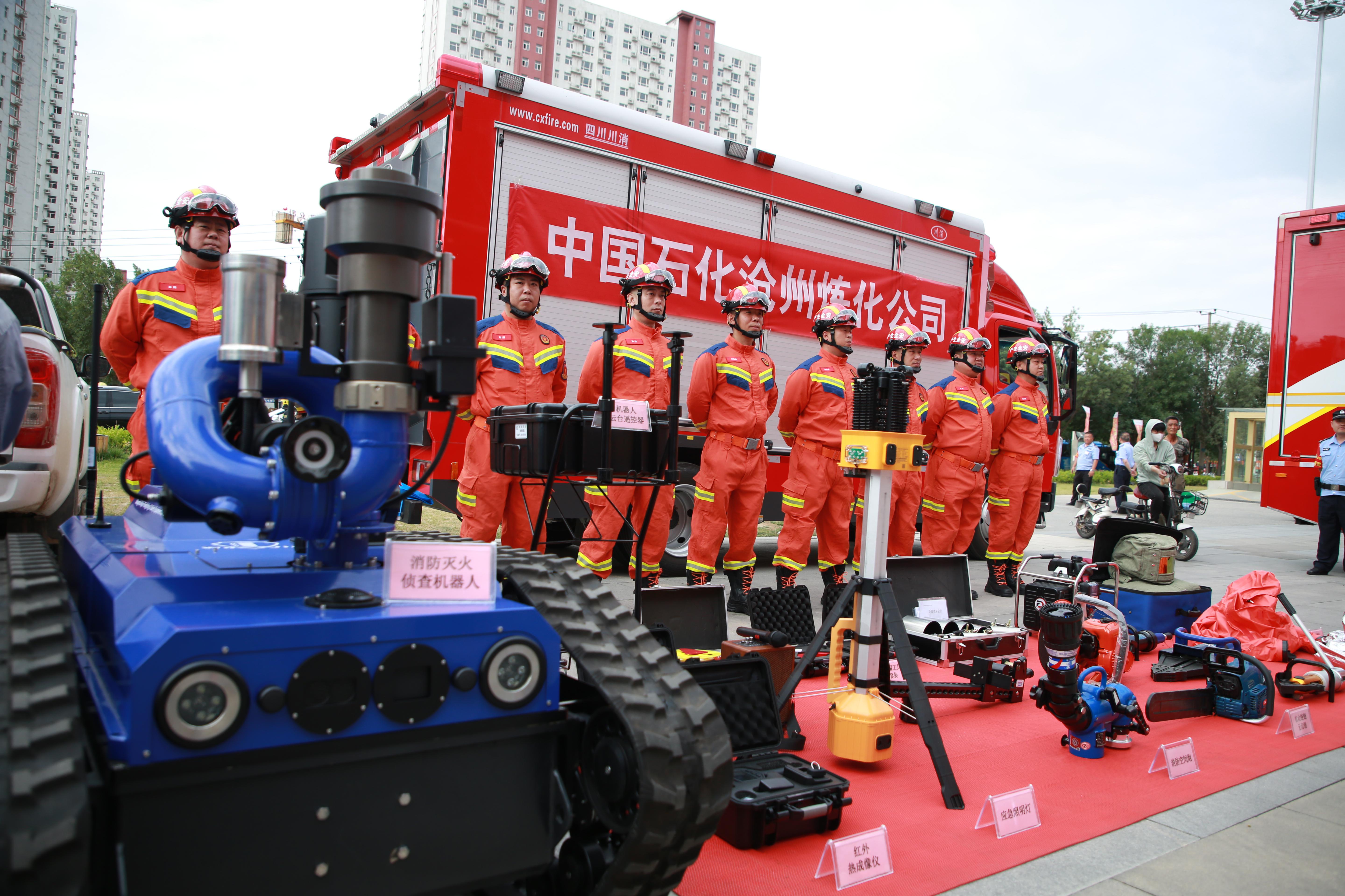 消防机器人、机器狗等高科技应急救援设备吸引了众多市民驻足观看。殷实摄