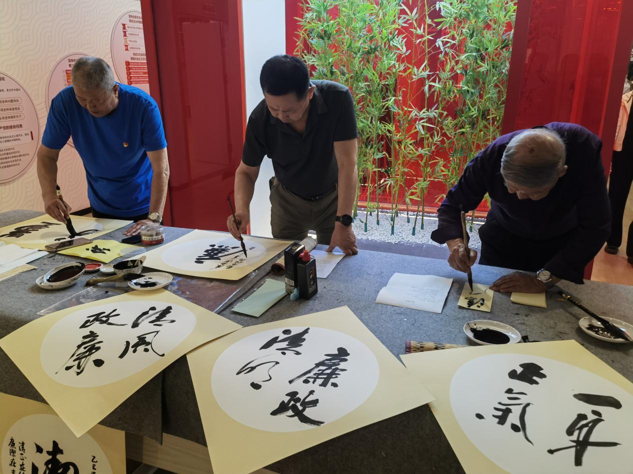 文明實踐志願者書寫廉潔寄語。甘曉香攝