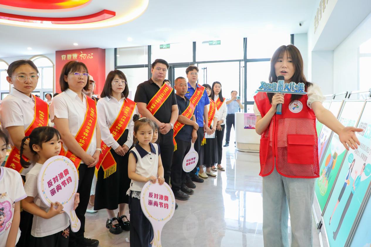 干部群眾共同參觀學習“反對浪費、崇尚節約”主題展覽。宋彪攝