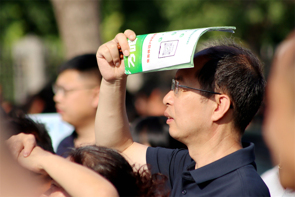 考场外，学生家长在目送自己的孩子进入考场。彭锦帅摄
