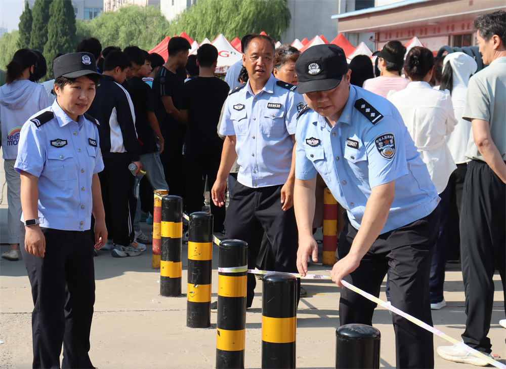 公安的工作人员在设置警戒线。李谦摄
