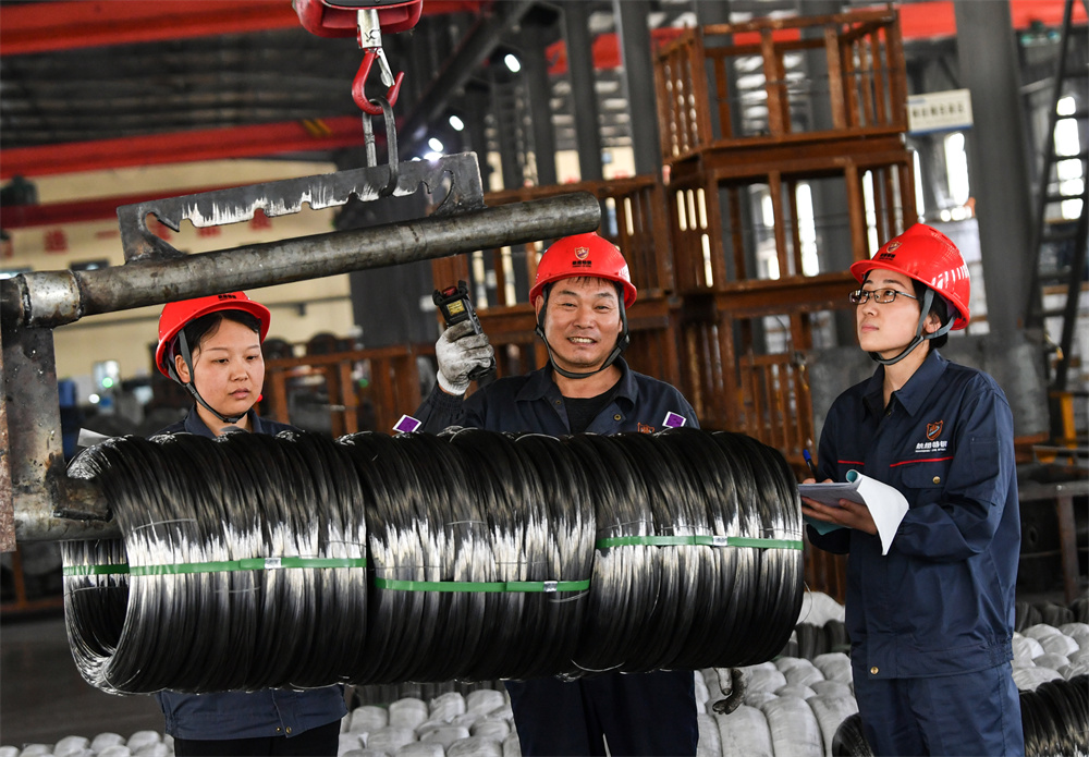 6月23日，工人在位于河北迁安市经济开发区的河北航钮特钢有限责任公司生产车间称重。彭月娟摄