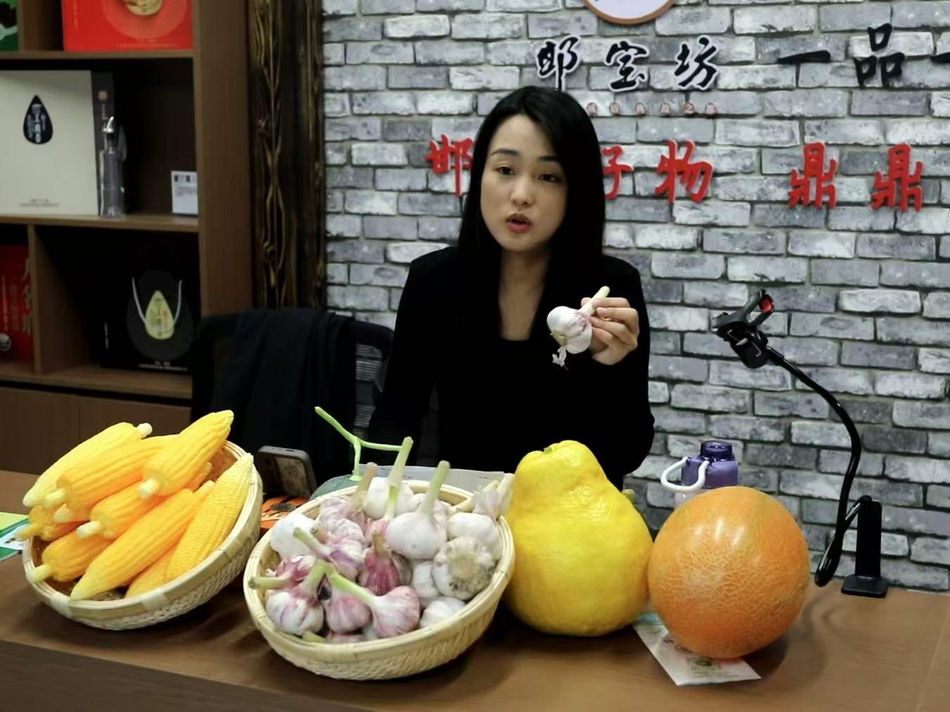 在大名縣一品一播產業園，當地網紅通過直播帶貨方式推介當地特色農產品。習守政攝