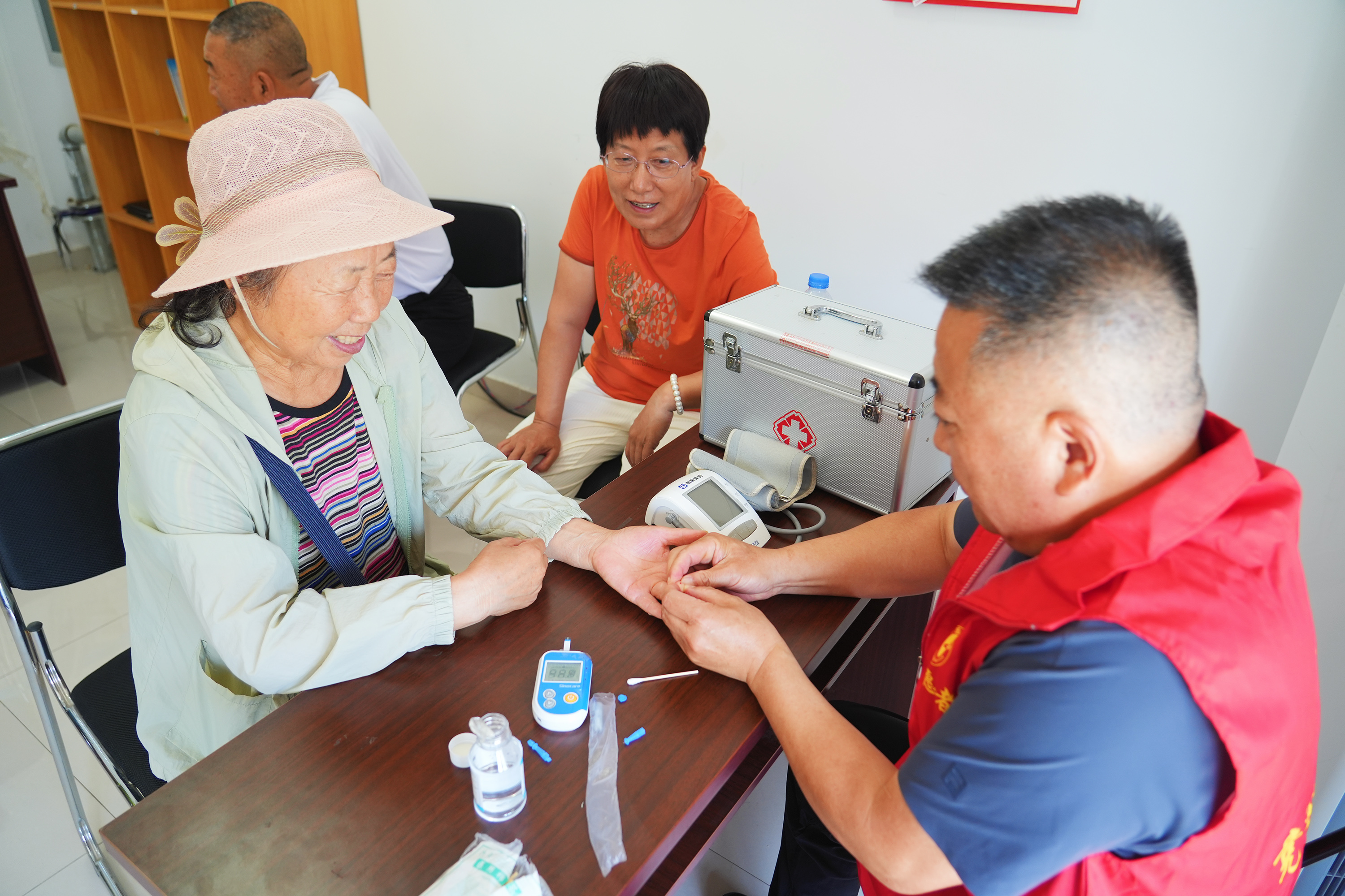 6月24日，百花路社區志願者正在為居民測量血糖。田思思攝