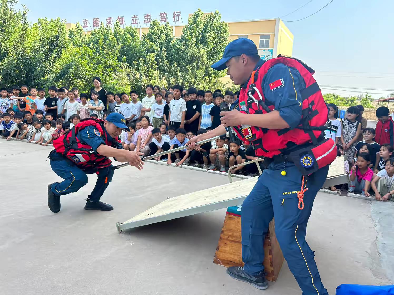 在邱县马落堡小学，蓝天救援队队员们向师生演示救助方式。苏延超摄