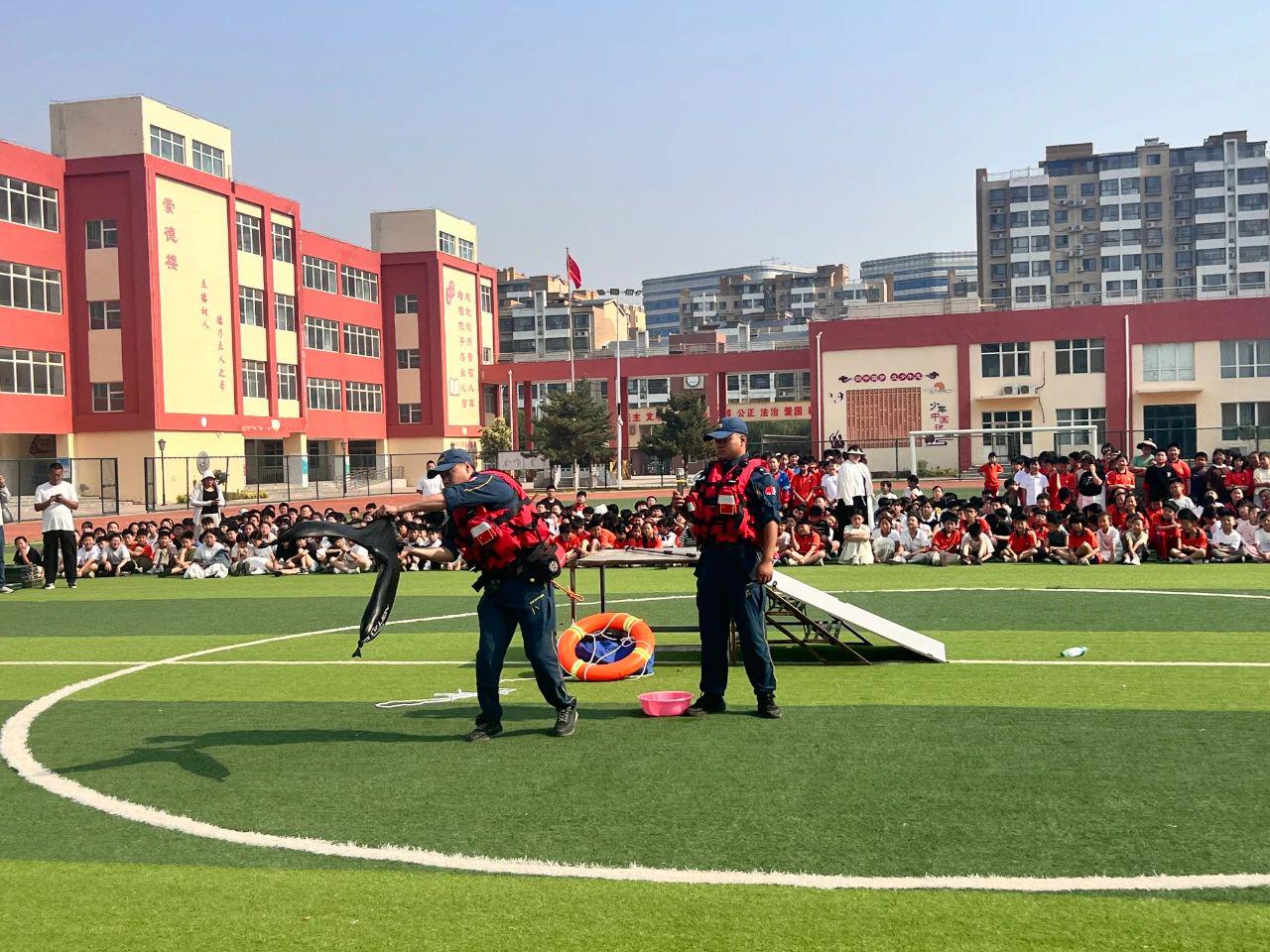 邱县蓝天救援队走进邱县第二中学附属小学向师生普及溺水急救知识。苏延超摄