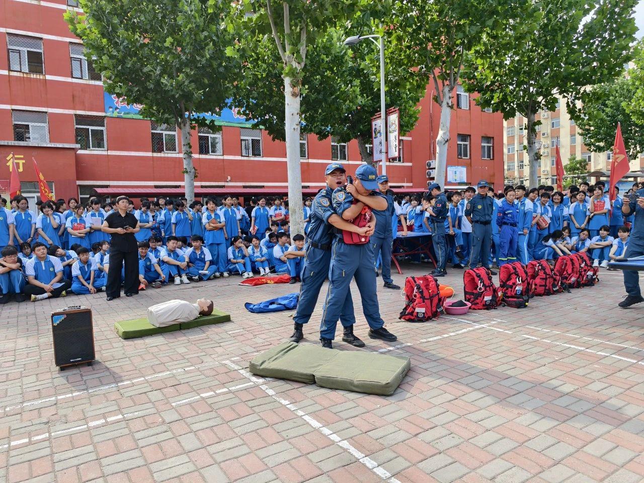 在邱县实验中学，蓝天救援队队员们向师生演示急救方法。苏延超摄