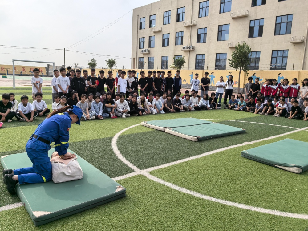 在邱县旦寨小学，蓝天救援队队员演示心脏复苏等急救方法。苏延超摄