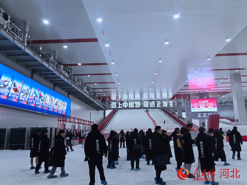 深国际·正定热雪奇迹雪道。人民网 商帆摄