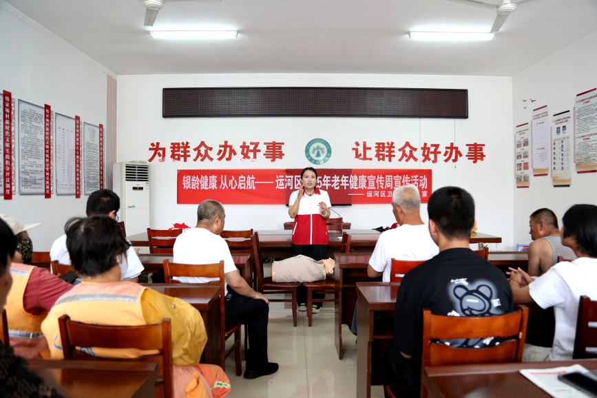 在小王庄镇韩家场村，医务人员向村民讲解心肺复苏与海姆立克急救法。赵雪聪摄