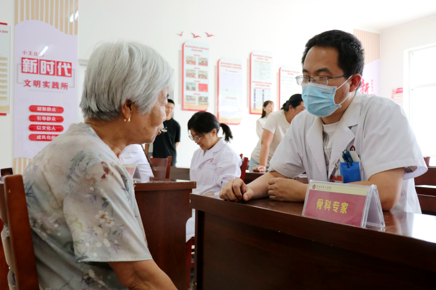 医务人员讲解骨健康知识。王杰摄