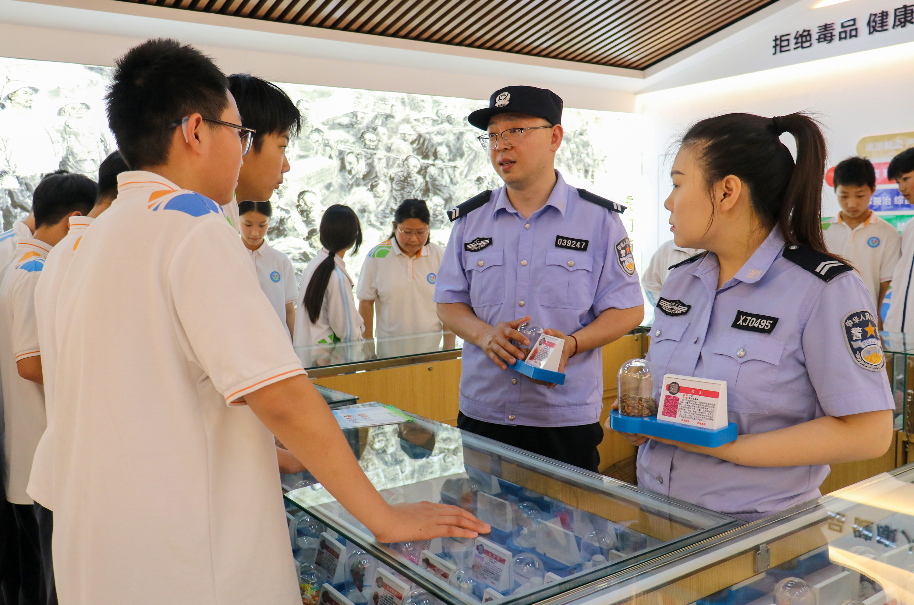 6月24日，在競秀區青少年禁毒教育基地，公安民警講解毒品辨識技巧及危害案例。耿培軒攝