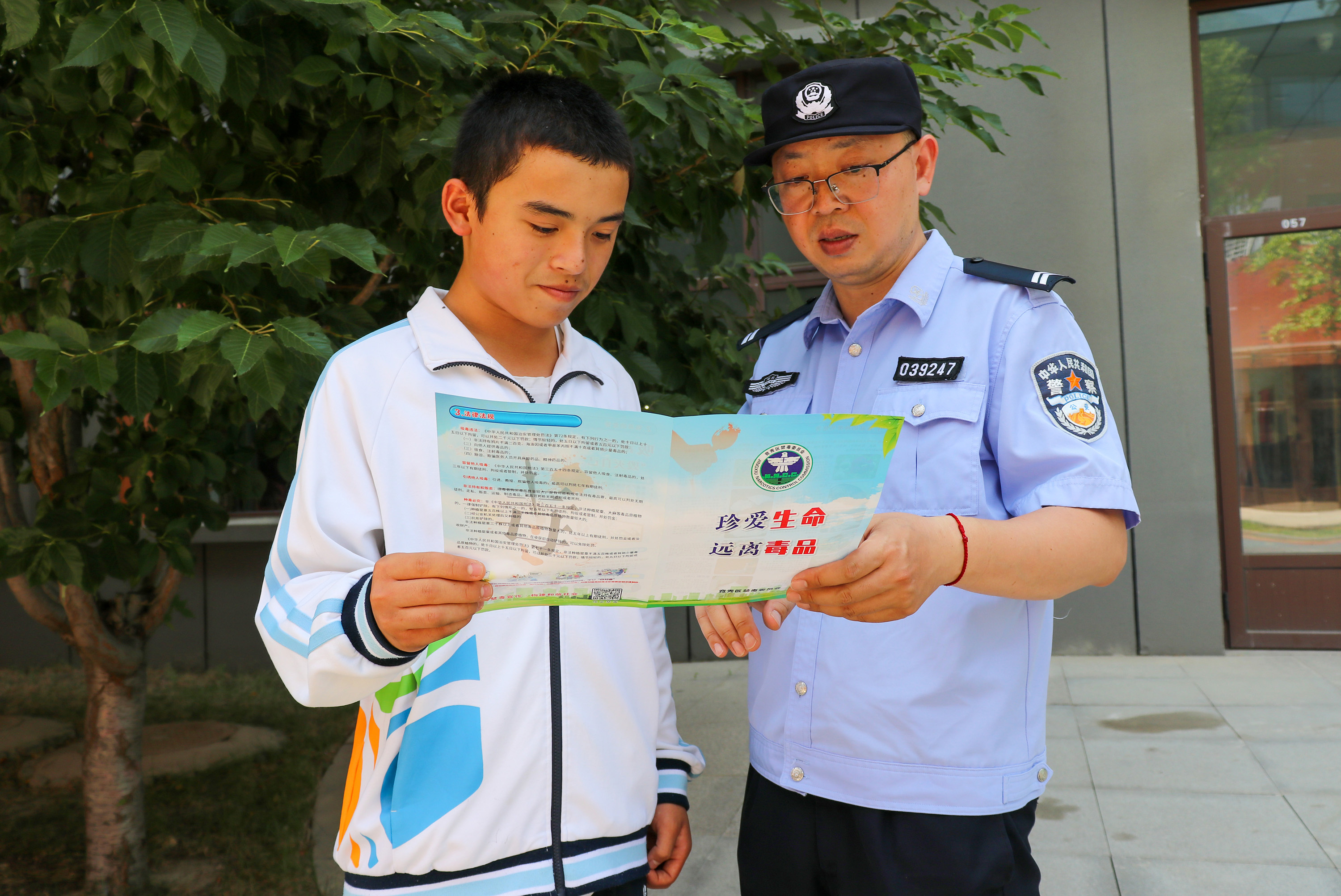 6月24日，公安民警講解禁毒宣傳單。耿培軒攝