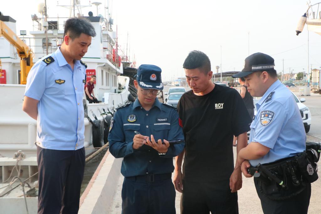 海警部門聯合公安、漁政在碼頭走訪巡查，對碼頭人員進行普法宣傳。景元強攝