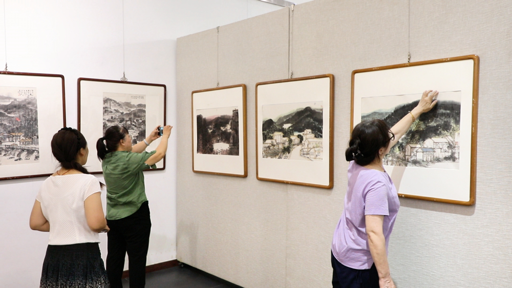 市民参观画展。李昕炜摄