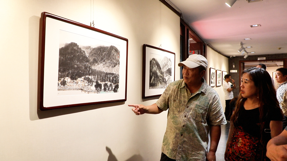 市民参观画展。张泽慧摄
