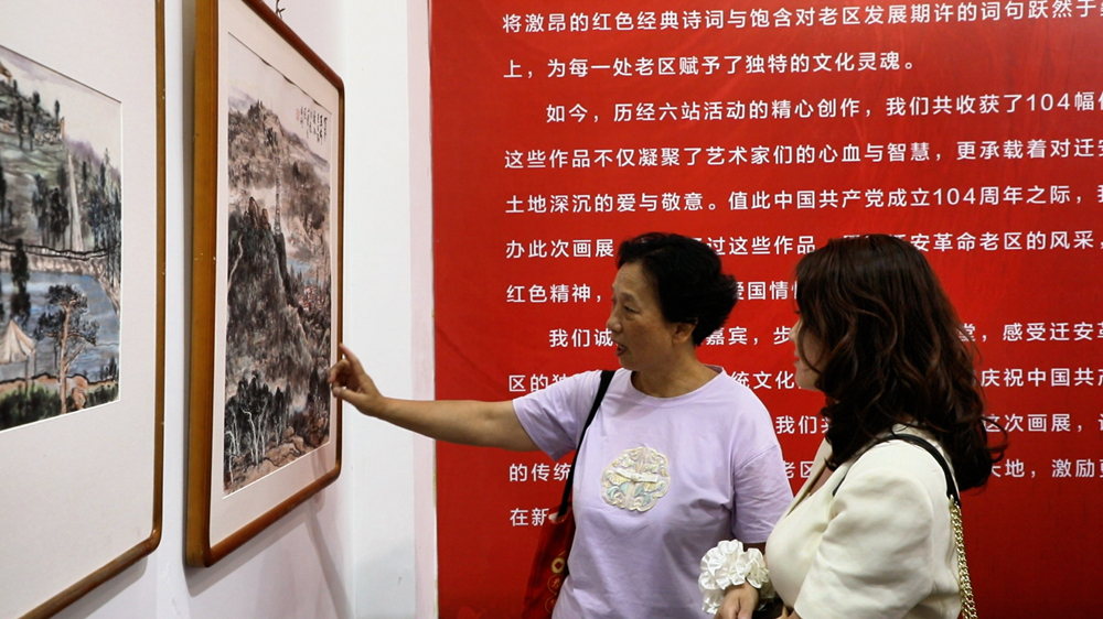 市民参观画展。张泽慧摄