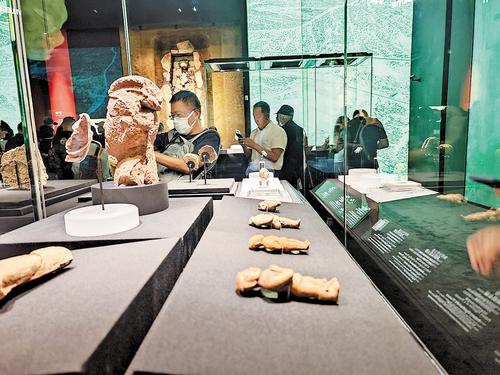 6月26日，“龙腾中国：红山文化古国文明特展”在上海博物馆东馆向公众免费开放。图为展览现场。本报记者 史晓多摄