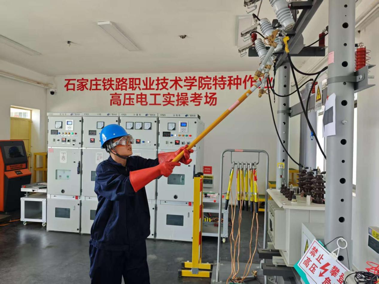 學生正在參加特種作業實操部分考核。甄安寧攝