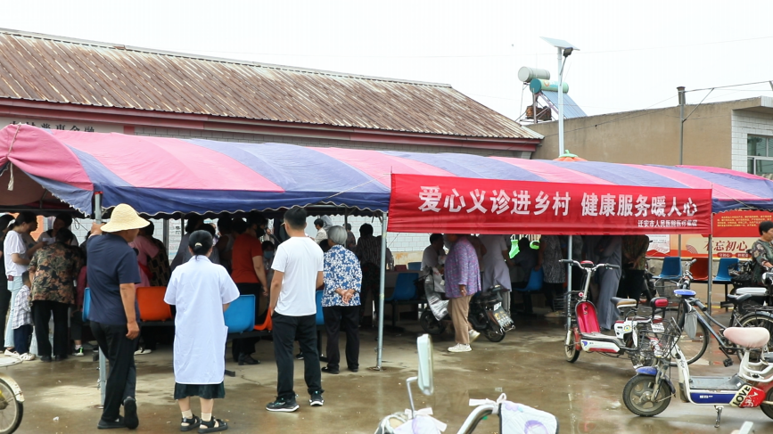迁安市人民医院的医务人员在东牛山村为村民义诊。王志斌摄