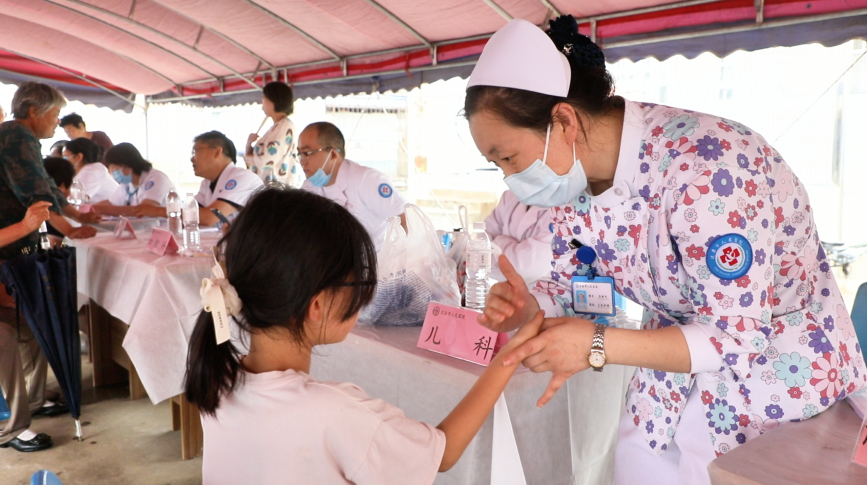 迁安市人民医院的医务人员在东牛山村为小学生义诊。李伟摄