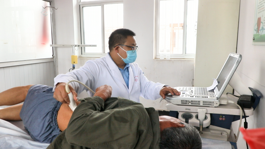 迁安市人民医院的医务人员在东牛山村为村民做B超检查。王志斌摄