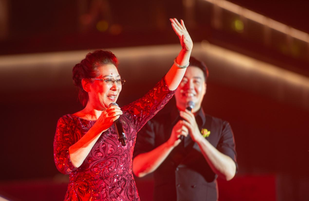 歌唱家关牧村为观众演唱。傅新春摄