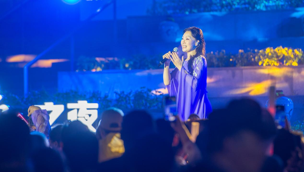 歌唱家吕薇在活动现场演唱。傅新春摄
